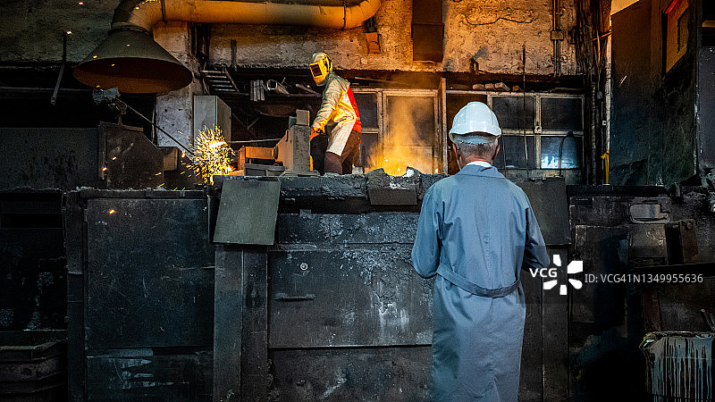 男工程师站在铸造厂图片素材