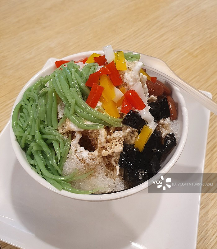 盛在白色碗中的煎蕊或冰镇马来西亚甜点图片素材