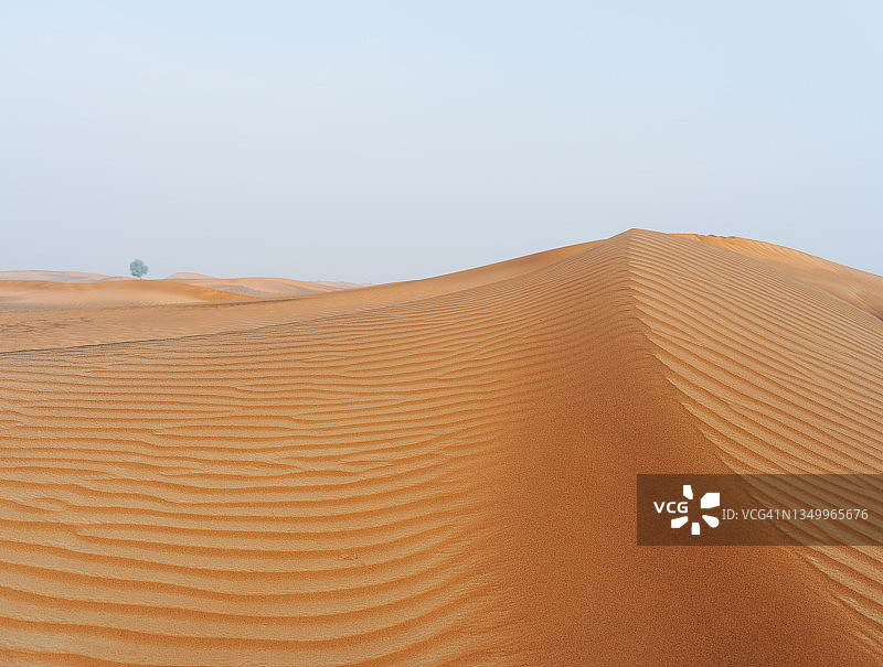 迪拜沙漠中的沙丘日间景观图片素材