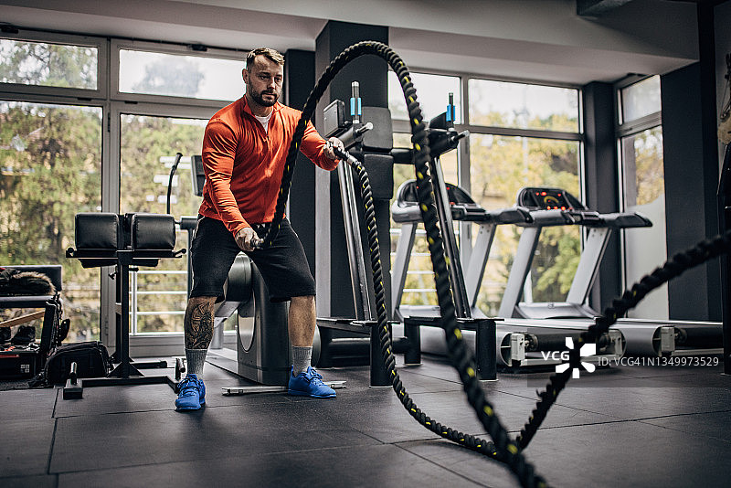 男子用战绳训练图片素材