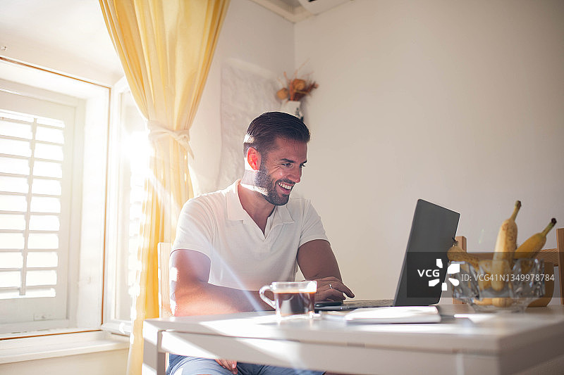 开启美好一天的最佳方式：早晨咖啡与居家办公图片素材