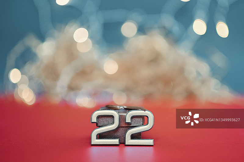 红色背景上的2022新年数字22图片素材