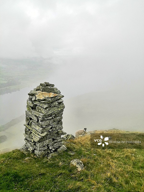 邦斯凯尔塔与绵羊，厄尔斯沃特湖，英格兰湖区图片素材