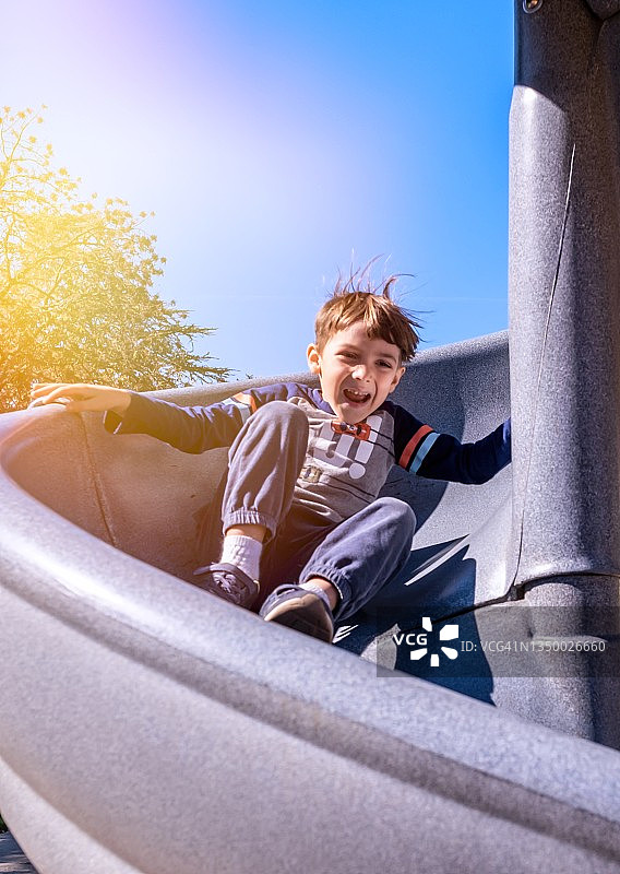 在游乐场玩耍的快乐小男孩图片素材