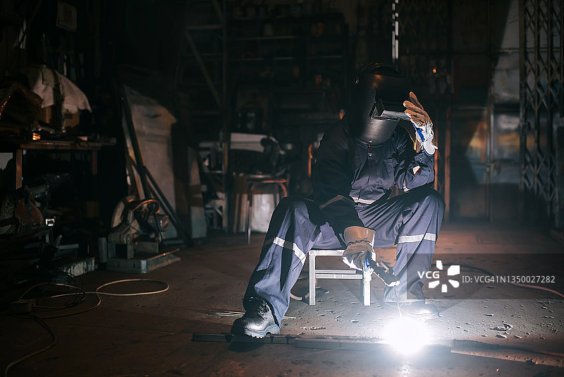 在车间使用焊接枪的亚洲女焊工图片素材