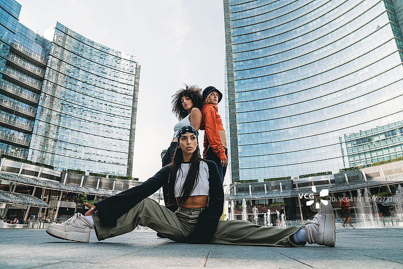 三位女性舞者朋友在现代城市合影图片素材