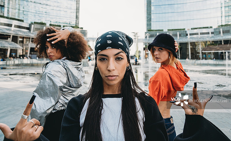 三位女性舞者朋友在现代城市合影图片素材