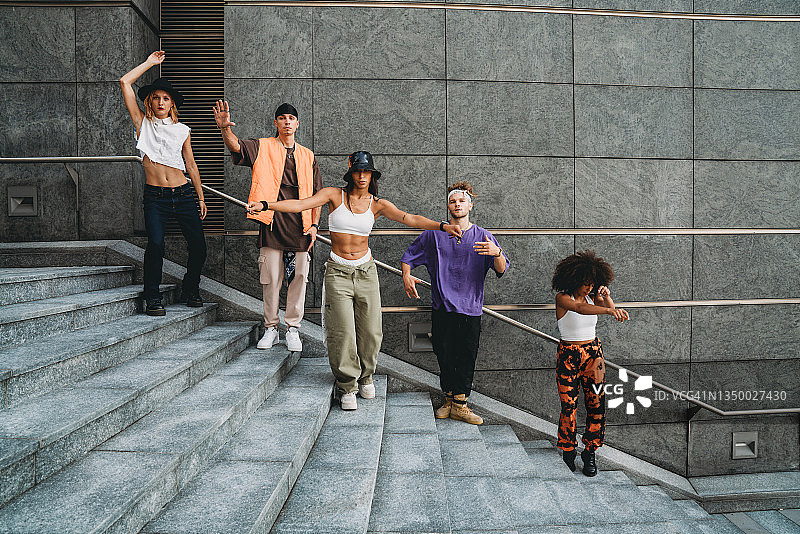 在现代楼梯上的年轻舞者图片素材