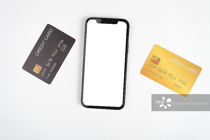 在线购物和广告概念：购物车、信用卡与智能手机图片素材