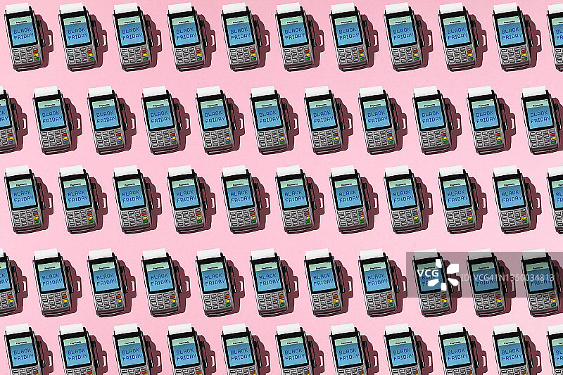 粉色背景屏幕上显示“黑色星期五”字样的电话机图案黑色星期五购物商业和信用卡概念图片素材