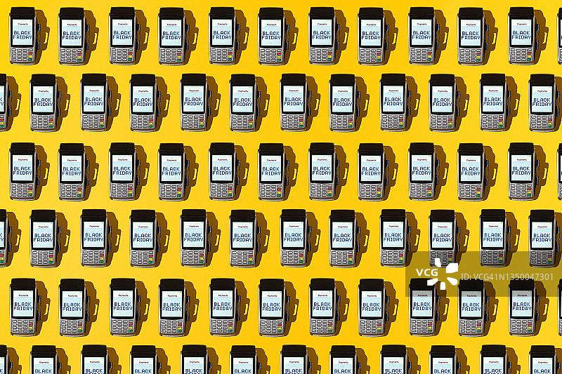 黄色背景上显示“黑色星期五”字样的电话图案，黑色星期五购物信用卡概念图片素材