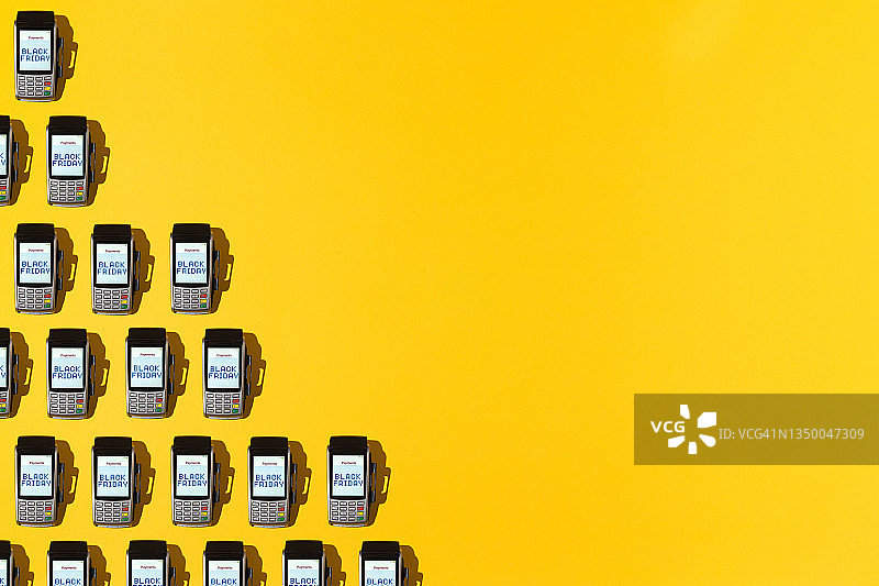 数据电话模式，屏幕上带有“黑色星期五”字样，位于顶行黄色背景上，带有复制空间，黑色星期五，购物，商业和信用卡概念图片素材