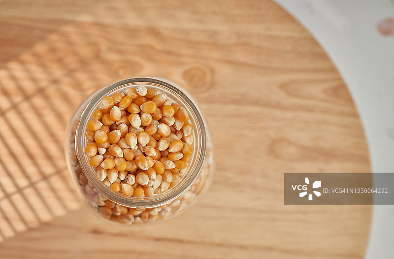 罐子里的未爆玉米粒图片素材