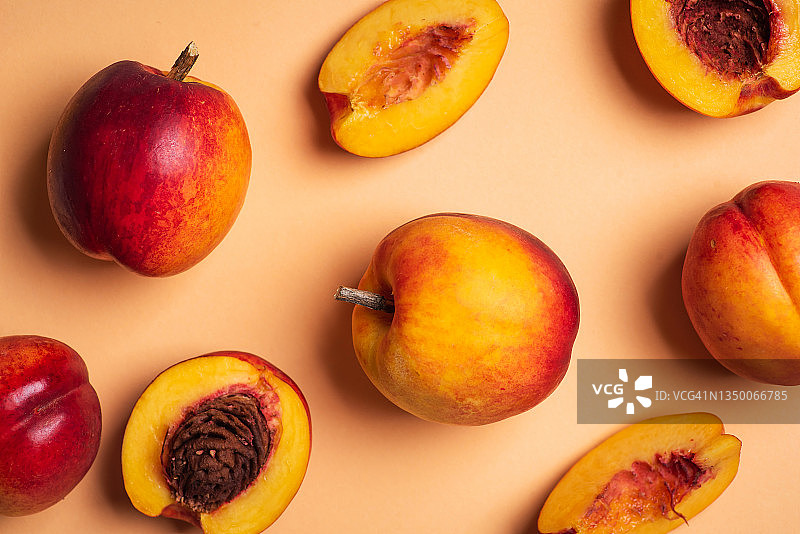 浅粉色背景有机成熟桃子图片素材