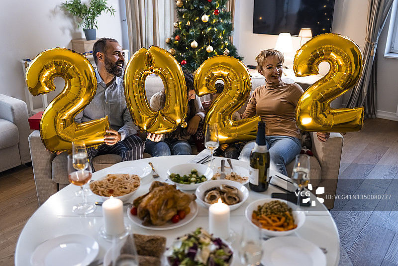 家庭庆祝新年除夕夜图片素材