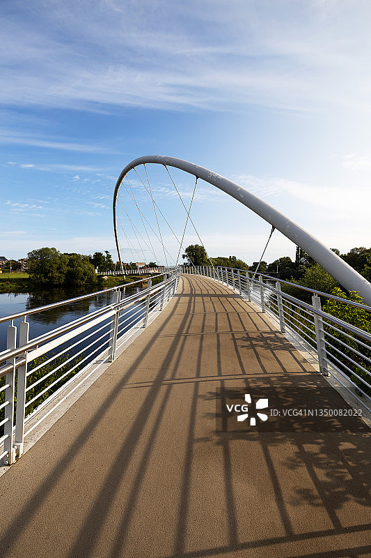德国萨克森-安哈尔特州穆尔德河上的现代桥梁图片素材