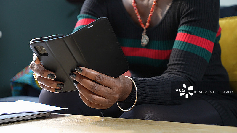 女性用智能手机查看账单特写图片素材