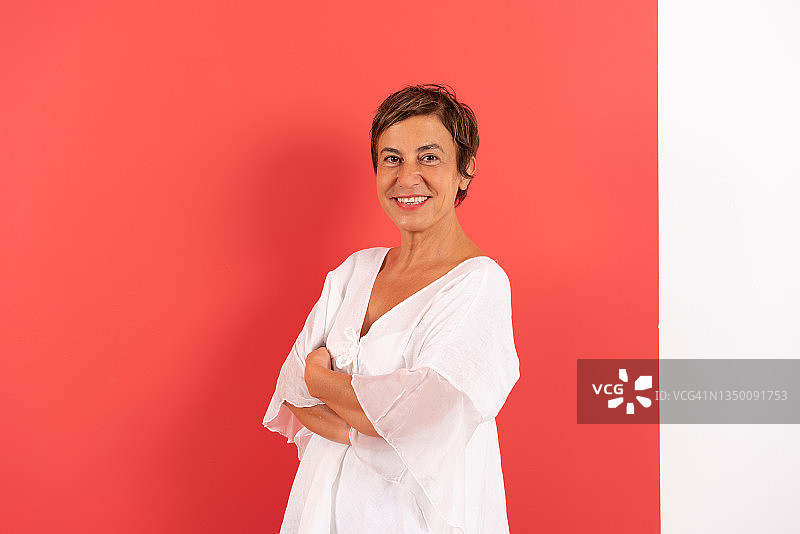 靠彩色墙壁的中年妇女图片素材