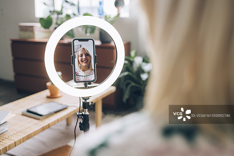 年轻女人在家录制视频图片素材