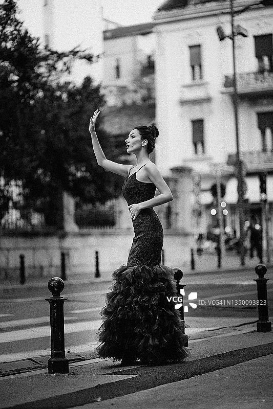 身穿黑色魅力礼服的时尚女性图片素材