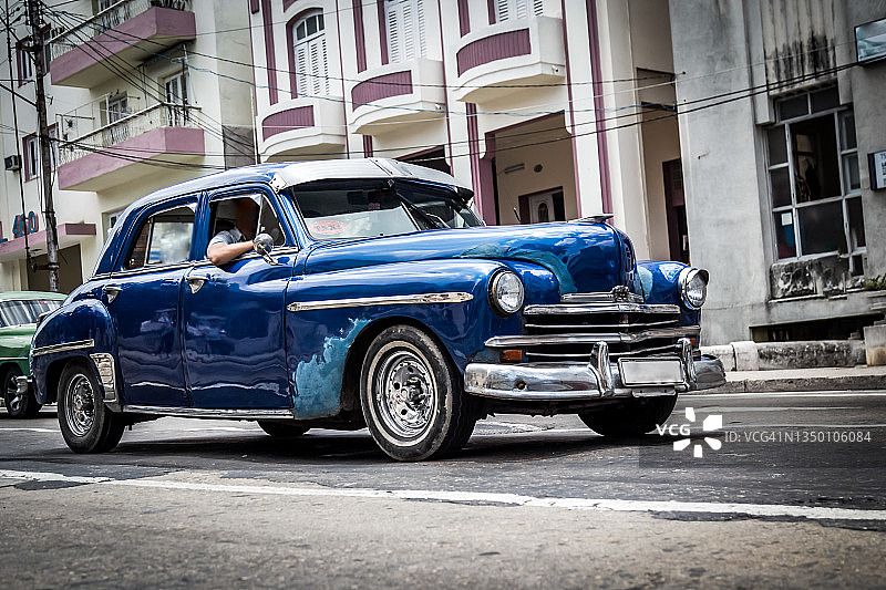 哈瓦那街头用作出租车的老式车辆的侧面照图片素材