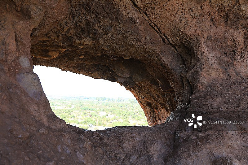 岩石上的孔洞图片素材