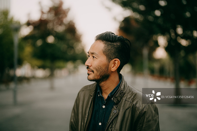 东京黄昏下的英俊日本男子图片素材