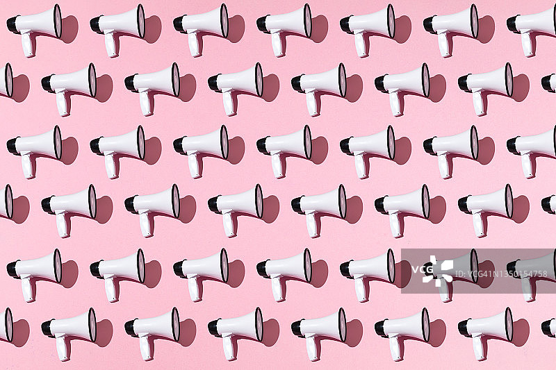 粉色背景上的白色扩音器图案图片素材