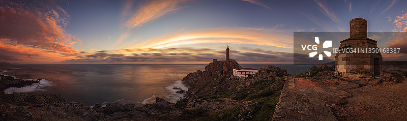 日落时分维兰角灯塔的壮丽全景图片素材