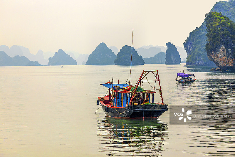 越南下龙湾的渔船图片素材