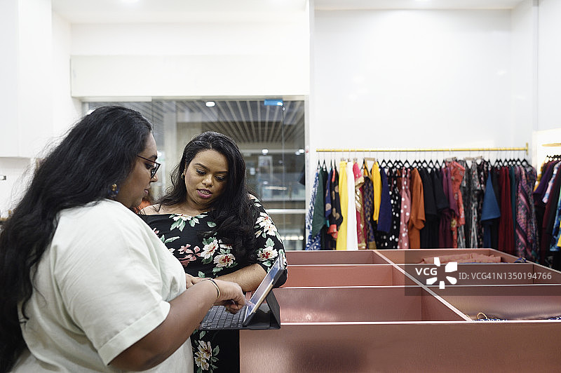女人在平板电脑上向老板展示销售数据图片素材