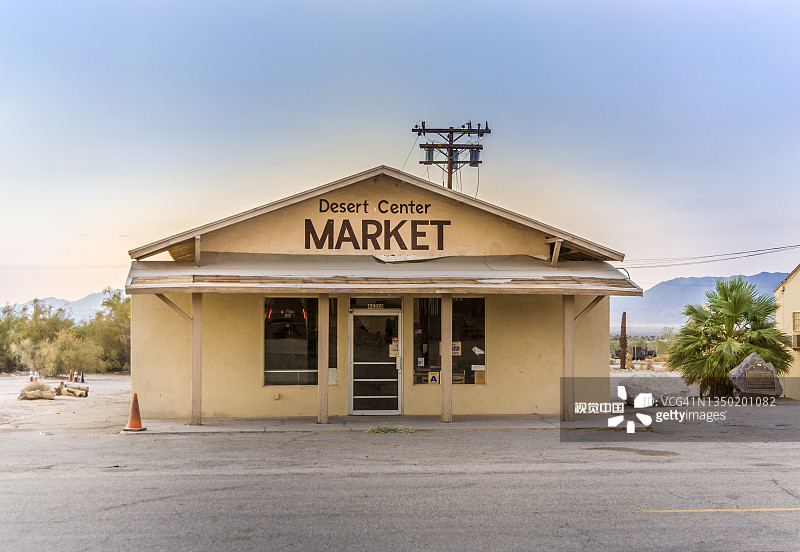 美国沙漠中心村庄的关闭的超市图片素材