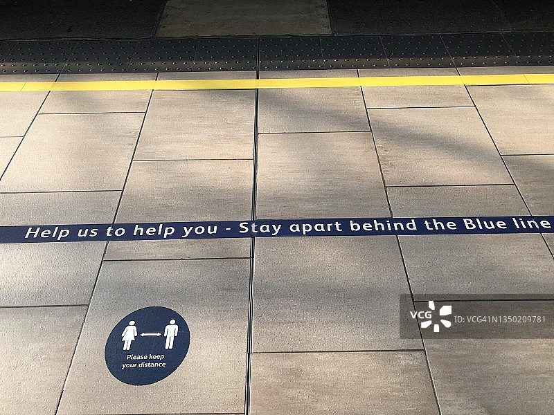 火车站内的社交距离提示标志图片素材