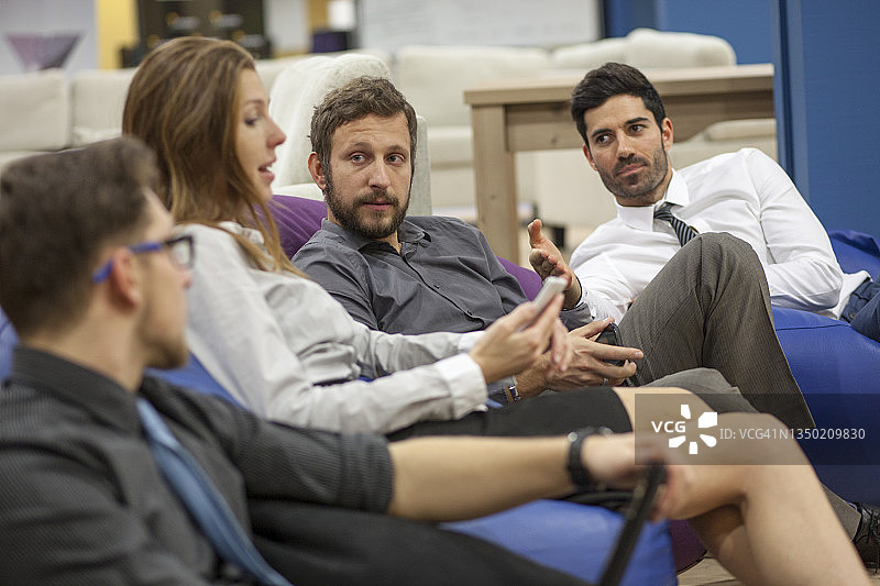 创意开放式办公室商务会议图片素材