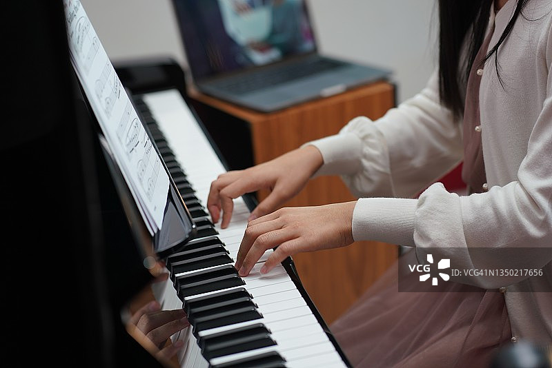 和老师在线上一起弹电子琴图片素材