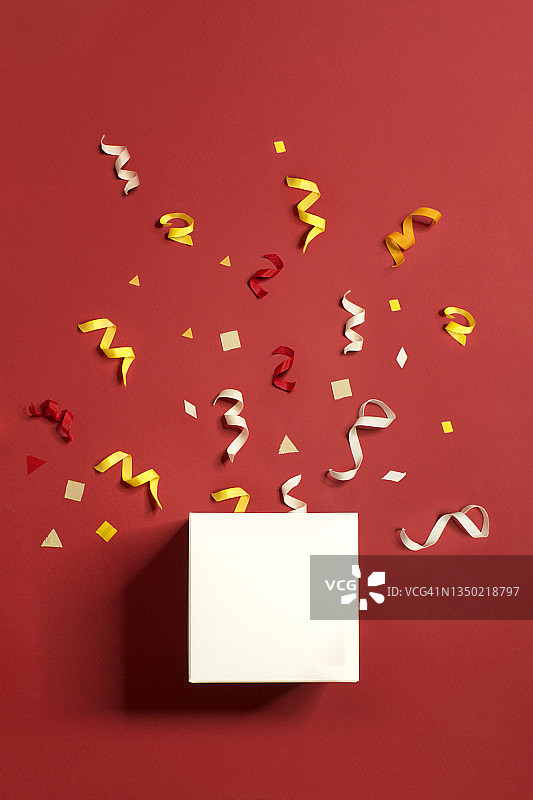 装有爆炸五彩纸屑的盒子图片素材
