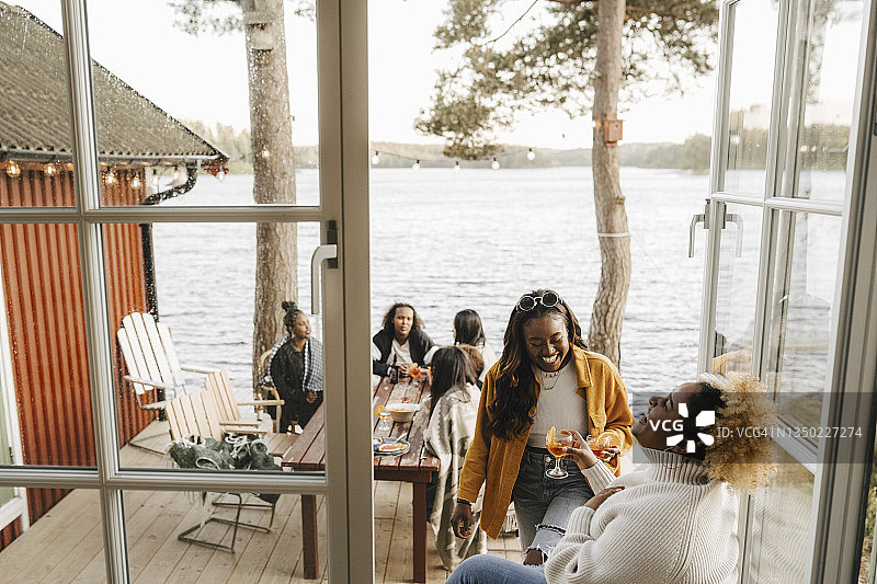 在聚会上欢笑的女人图片素材