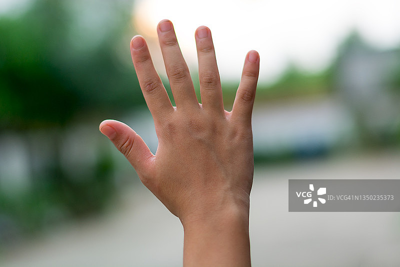 儿童的手指，隔离在背景上图片素材