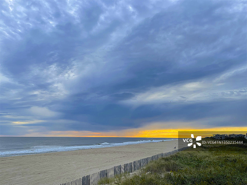 布里奇汉普顿大西洋海滩黄昏时的壮丽天空图片素材