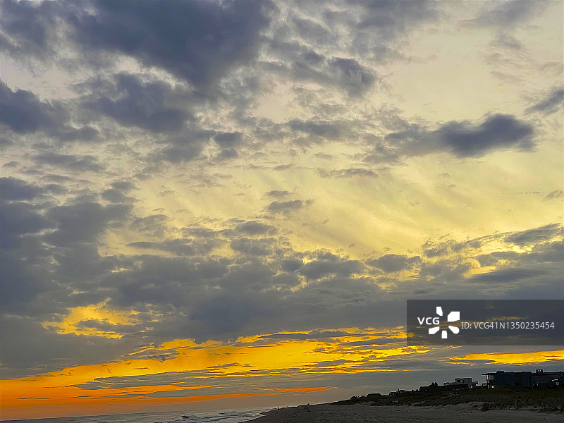 布里奇汉普顿大西洋海滩黄昏时的壮丽天空图片素材