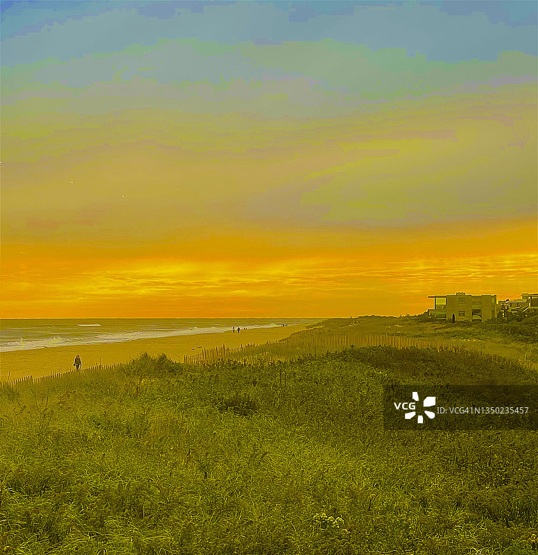 黄昏时分大西洋海滩上的金色天空图片素材