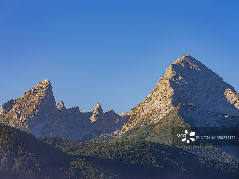 无云天空下的瓦茨曼峰，贝希特斯加登国家公园，舍瑙国王湖，德国巴伐利亚州图片素材