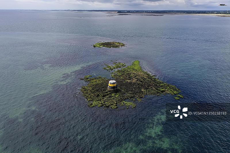 法国布列塔尼莫尔比昂省Locmariaquer海岸退潮时带有航行标志小岛航拍图片素材