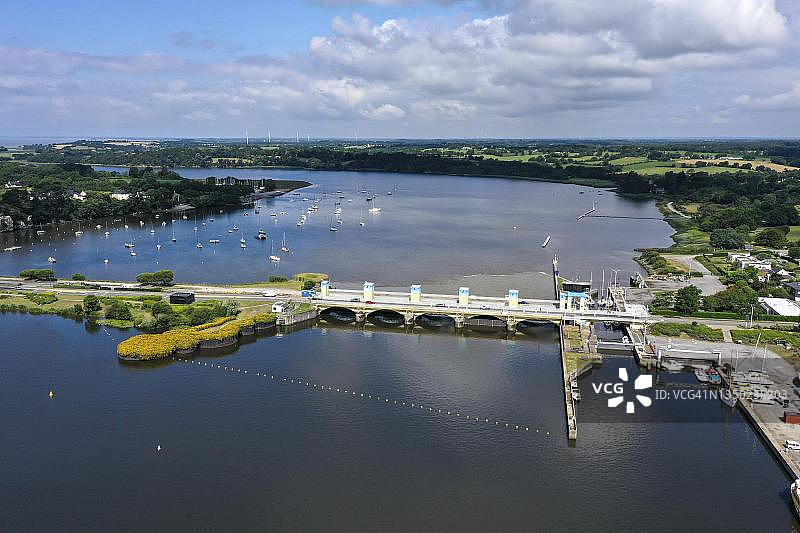 法国布列塔尼莫尔比昂省阿尔扎勒卡莫埃尔跨维莱讷河的摇摆桥航拍图片素材