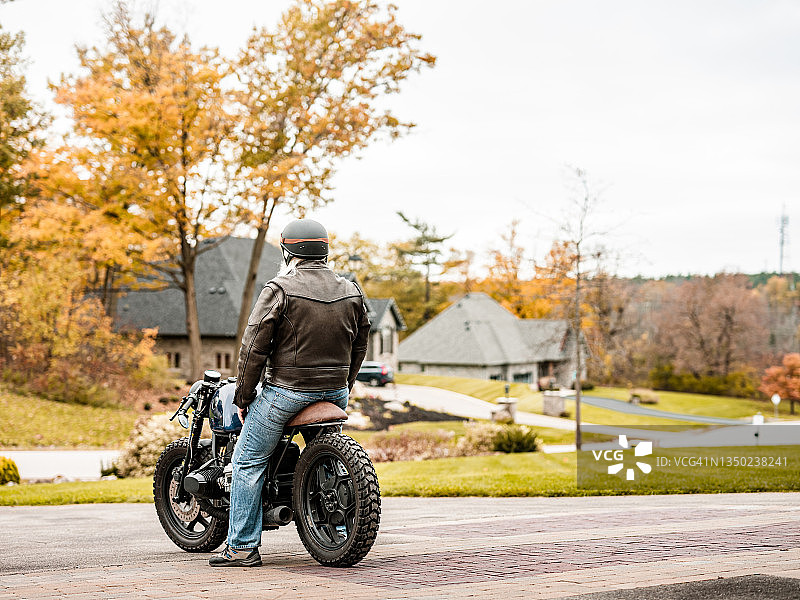年长的男人准备骑摩托车图片素材