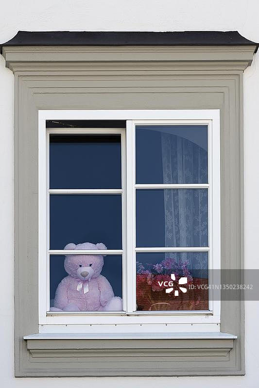德国巴伐利亚阿尔高肯普滕，带泰迪熊和鲜花的窗户图片素材
