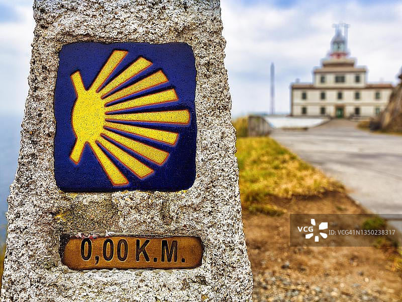 通往菲尼斯特雷的朝圣之路的最后一公里标志，西班牙加利西亚省阿科鲁尼亚菲尼斯特雷角图片素材