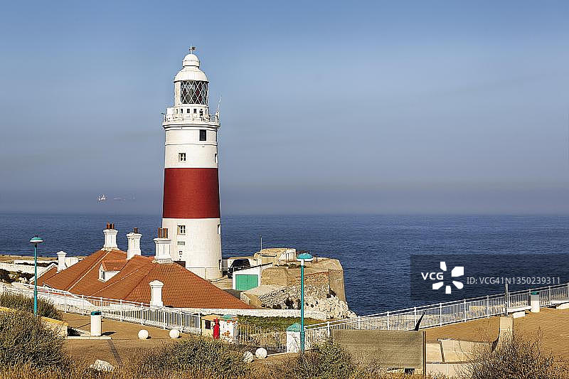 红色和白色灯塔，直布罗陀海峡维多利亚塔点，英国海外领土直布罗陀图片素材