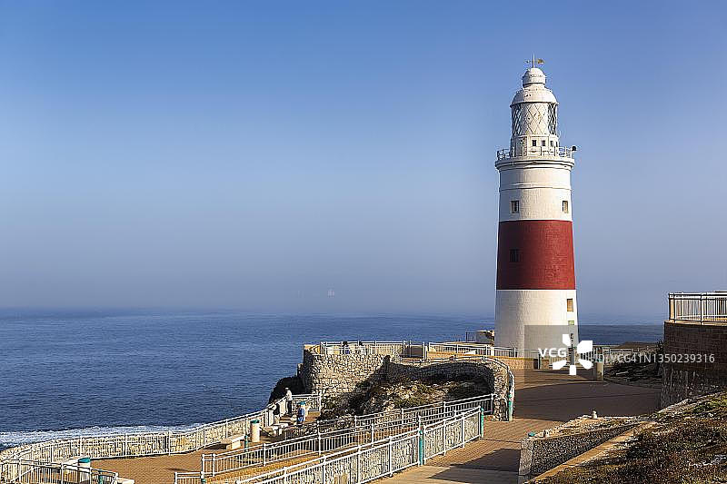 红色和白色灯塔，直布罗陀海峡维多利亚塔点，英国海外领土直布罗陀图片素材
