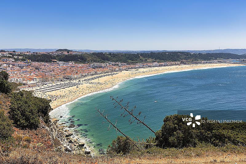 从悬崖看到的纳扎雷村和纳扎雷海滩景色，大西洋海岸，葡萄牙纳扎雷图片素材